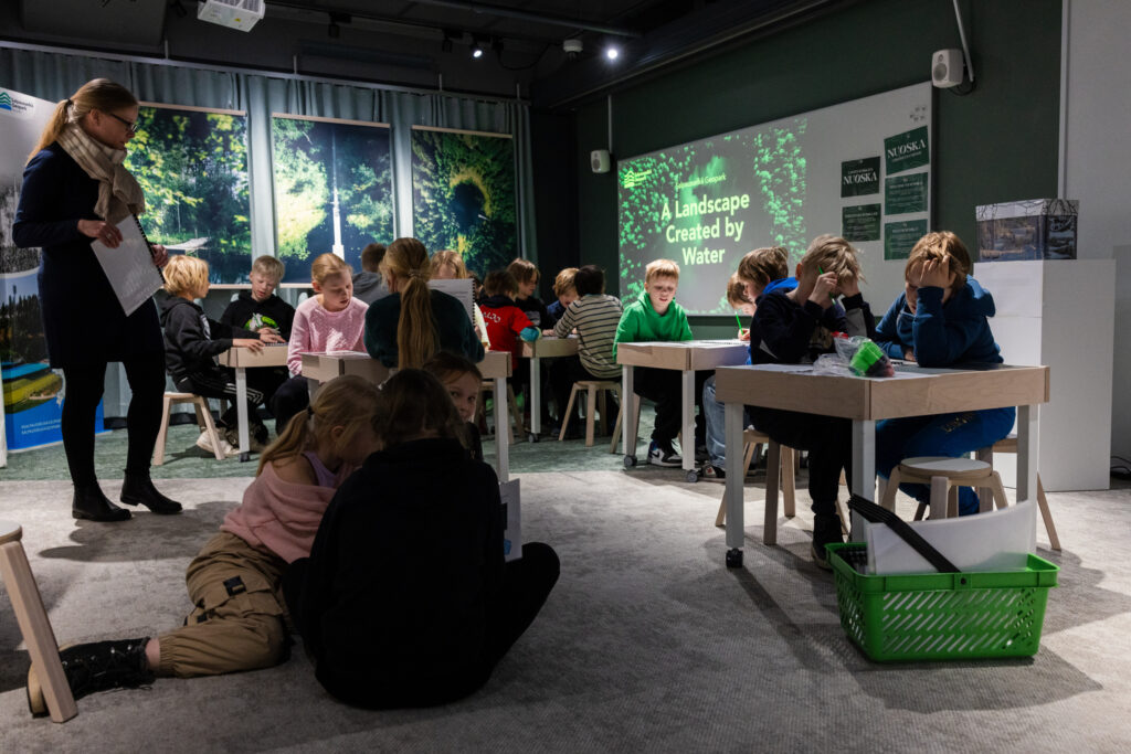 Lapsia tekemässä koulutehtäviä.