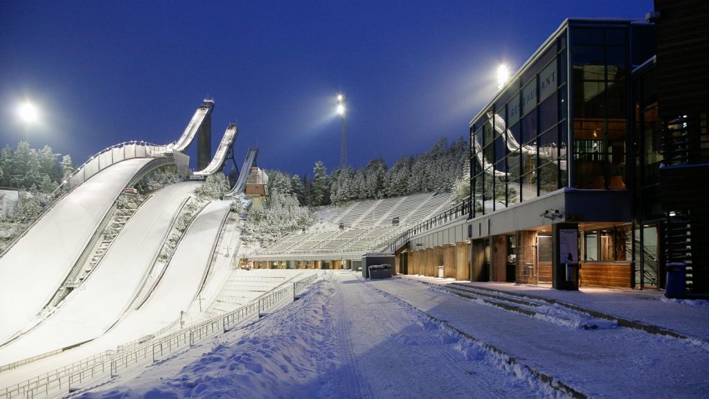 Salpausselän hyppyrimäet iltavalaistuksessa vuonna 2009