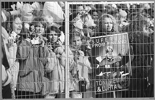 Toni Niemisen fanityttöjä verkkoaidan takana Salpausselän kisoissa vuonna 1992.